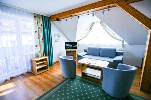 1 queen bed, 1 twin bed, 1 sofa bed