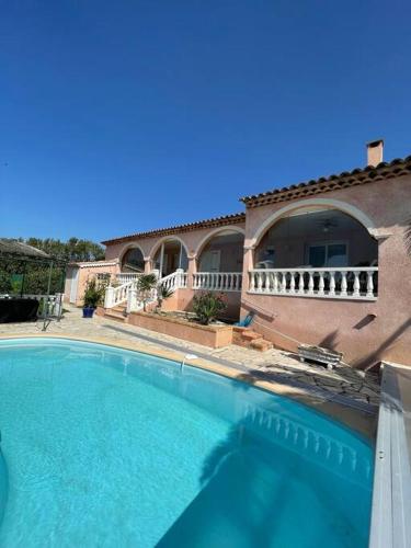 Magnifique villa avec piscine -au calme absolu. gîte à louer Le Trayas