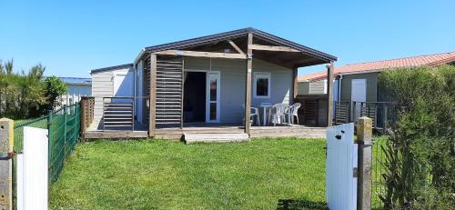 Chalet de 2 chambres a Grandcamp Maisy a 200 m de la plage avec piscine partagee jardin clos et wifi gîte à louer Les Coniers