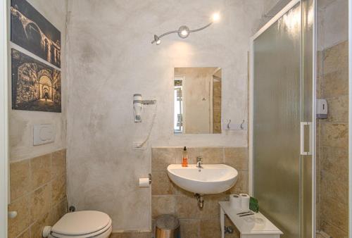 Double or Twin Room image 8