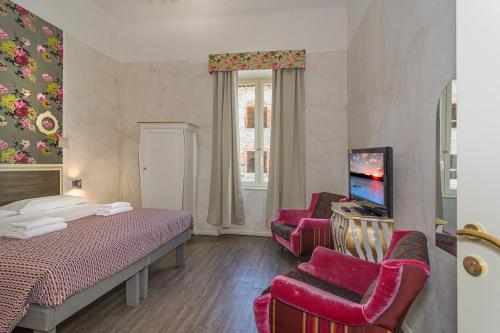 Double or Twin Room image 9