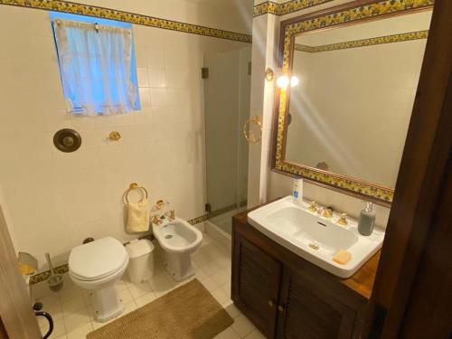 ห้องน้ำ, Cottage Sleeps 12 with Pool and Parking in อบาเด เด เนย์วา