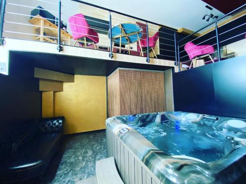 Hot tub, Mieuxqualhotel jacuzzi privatif Love room in Talence