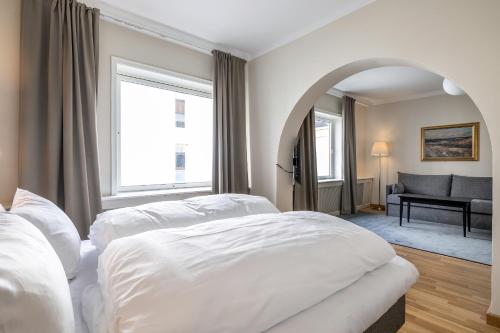 1 queen bed, 1 sofa bed