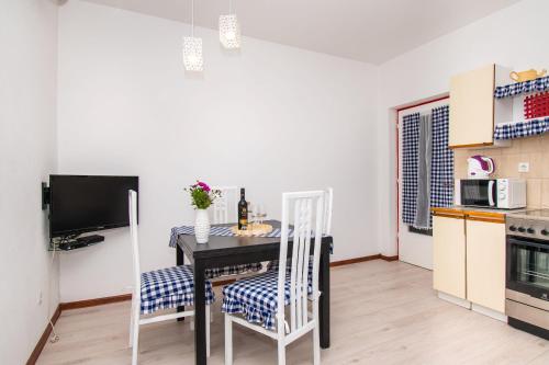 Two-Bedroom Apartment with Sea View image 10