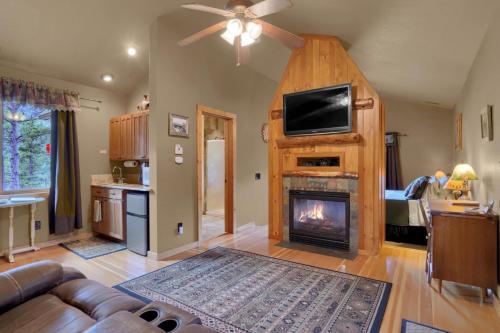 Pikes Peak Guest Cabin at Rocky Mountain Lodge in Cascade-Chipita Park, USA