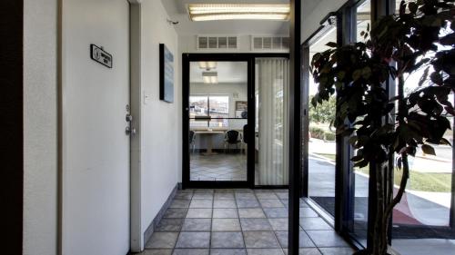 ล็อบบี้, Super 8 by Wyndham Woods Cross/Salt Lake City North in วู๊ด ครอส (UT)