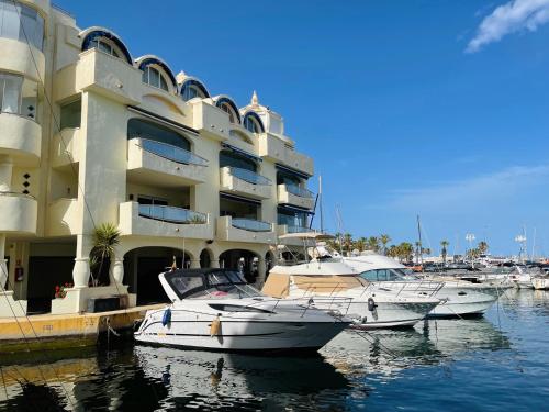 Фасада на хотела, G&G Isla Marina Puerto in Беналмадена