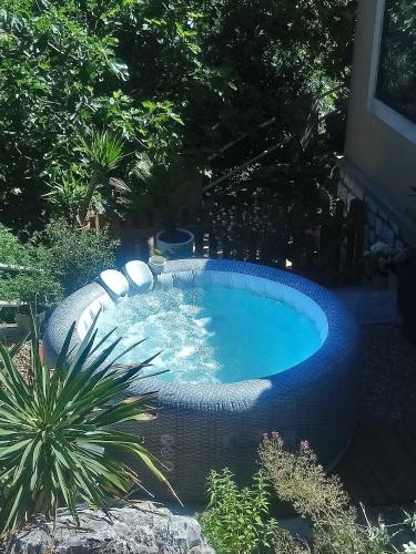 Villa de charme avec piscine et jacuzzi dans cadre exceptionnel proche Marseille