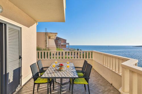 One-Bedroom Apartment with Sea View