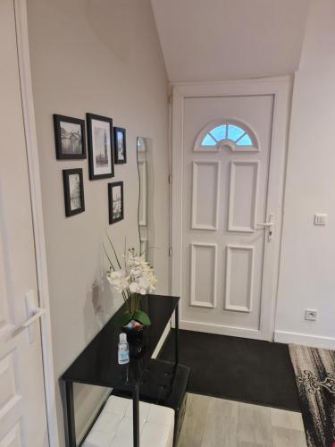 Entrance, Appartment near Roissy CDG airport Disneyland Parc expo Stade de France in Stains