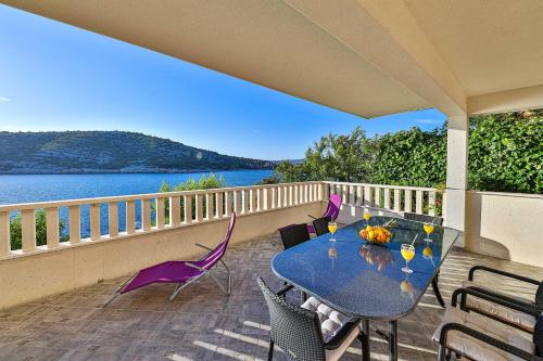 Two-Bedroom Apartment with Sea View