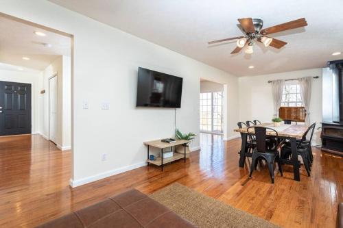 Spacious Family Friendly Home Near Massanutten and National Park in McGaheysville, USA