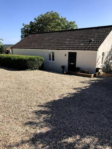 Vedere exterior, Lovely two bedroom bungalow with hot tub in Castelul Cary