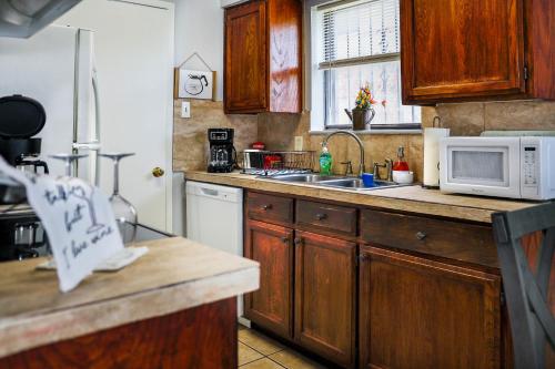 Congeniality and Comfort. All the essentials with class, 2 nights? 2 weeks? Stay, relax, work, or go out for fun. in Arlington, USA
