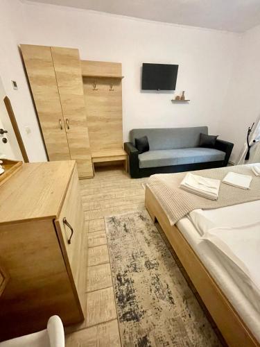 1 king bed, 1 sofa bed