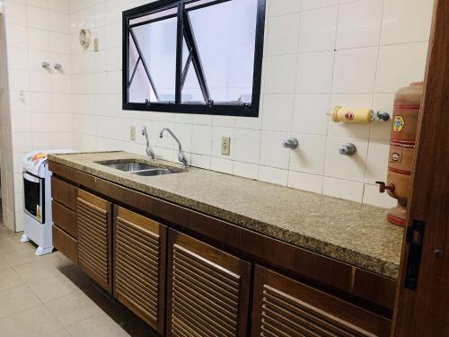 Kitchen, Amplo apt. no Guaruja, a 50m da Praia, com 2 vaga in Barra Funda