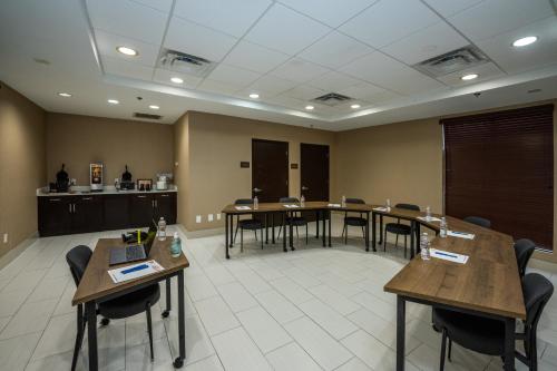 Comfort Suites Houston West At Clay Road - image 18