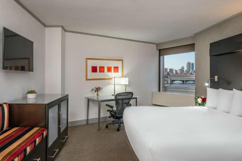 King Room with River View - Disability Access/Roll-In Shower