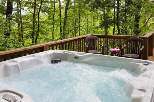 Natures Retreat with Hot Tub 7 Mi to Bryson City in Whittier, USA