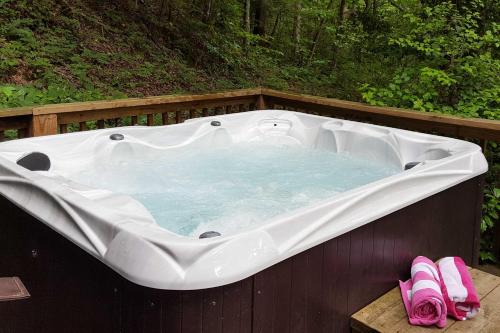 Natures Retreat with Hot Tub 7 Mi to Bryson City