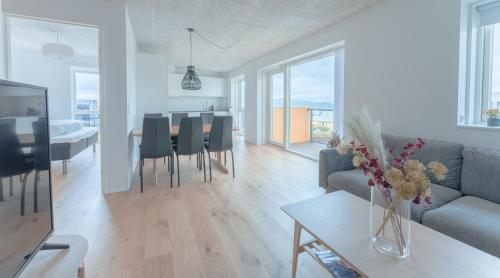 New / Stunning Sea View / Light / 3 BR, Торсхавн (фото 3)