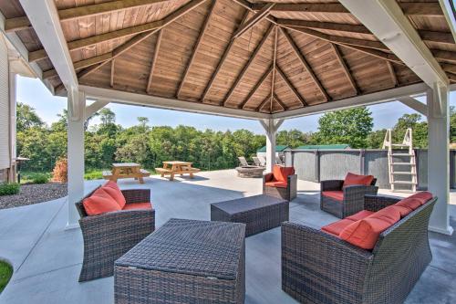 Remote Escape Halifax Farmhouse with Pool and Hot Tub in New Buffalo, USA