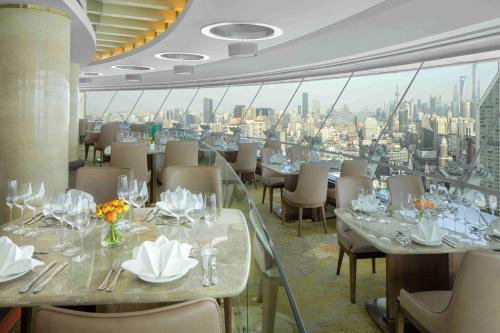 Ресторан, Radisson Blu Hotel Shanghai New World near Шанхайский Городской выставочный зал планирования