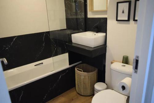 Stylish 2 Bedroom Apartment in Cape Town with Stunning Views - image 14