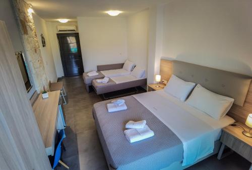 1 queen bed, 1 twin bed, 1 sofa bed