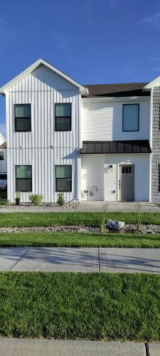 Brand New 4 Bed 2 Bath plus half bath 1800 square feet month to month rental UNFURNISHED Includes all utilities and pictured appliances and full duplex fiber connected internet at 1 Gbps upload and download - Apartment - Idaho Falls