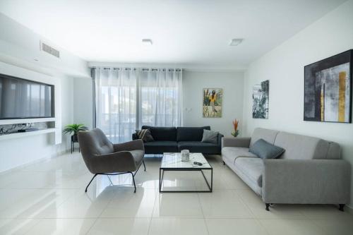 Pool side luxury suite at Royal Park-New Listing – khách sạn tại Eo biển Marina