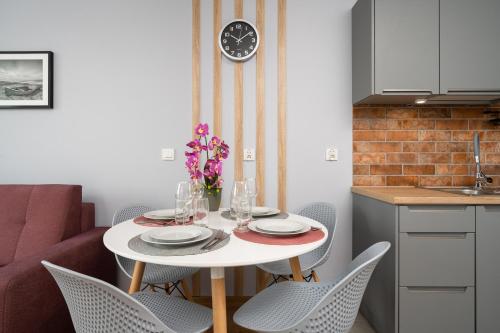 One-Bedroom Apartment image 4