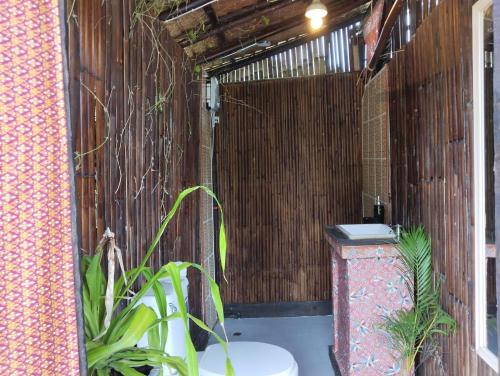 Bathroom, Baan Farang Homestay Phra Saeng in Phrasaeng