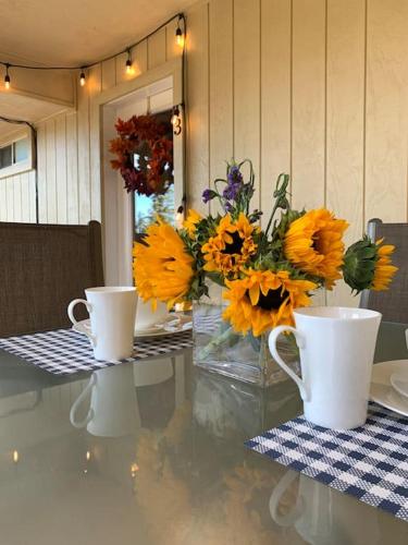 YoBee! Park Reservation Included! Heart of Yosemite - Homey Studios and Breakfast YoBee! Park Reservation Included! Heart of Yosemite - Homey Studios and Breakfast