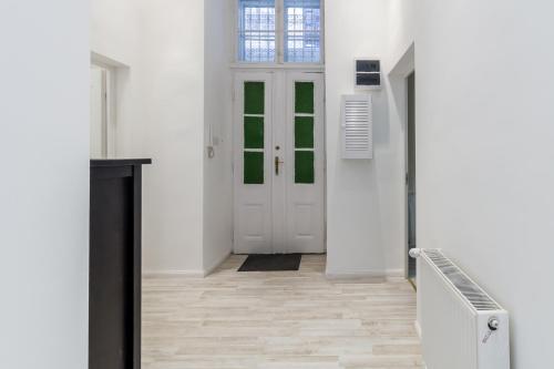 Spacious Riverside Residency - Magnificent View - image 10