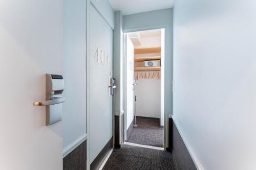 1 double bed, 2 twin beds