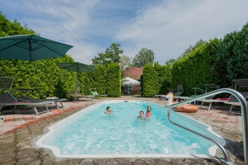 Peldbaseins, Villa Garden Hotel in Solochyn