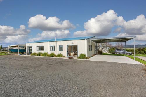 Self Contained Cottage Pukekohe in Tūākau