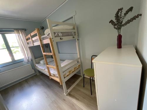 2 bunk beds