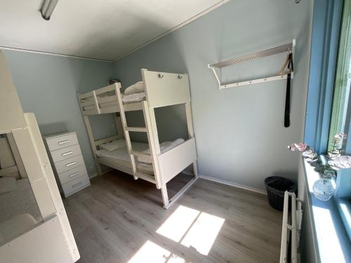 2 bunk beds