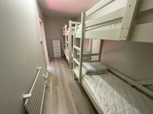 2 bunk beds