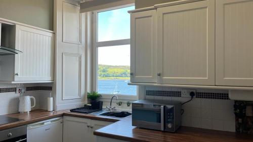 Beautiful Upper Apartment/Stunning Sea Views, Isle of Bute