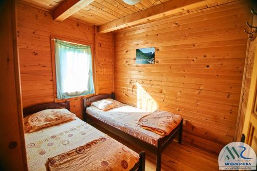 2 twin beds