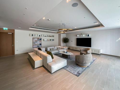 Superlative apt with private beach access - image 10