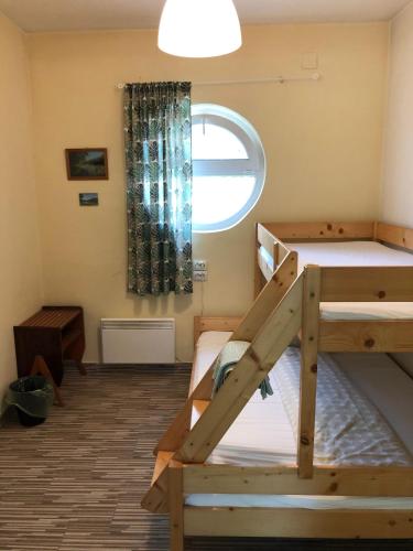 1 double bed, 1 bunk bed