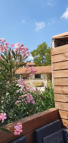 Magnifique villa avec jaccuzi gîte à louer Saint-Coutant-le-Grand