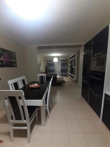 2 bedrooms, 5 beds