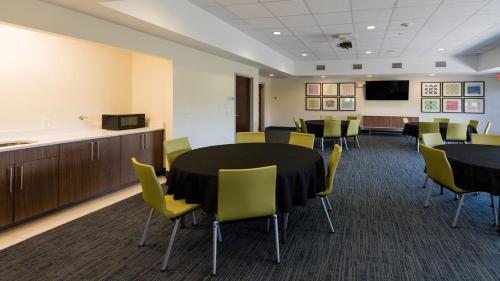 Holiday Inn Express & Suites Lexington North West-The Vineyard, an IHG Hotel