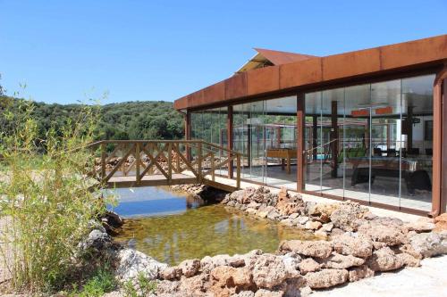 Casas Rurales Laguna La Tinaja in แมนซาราเนส